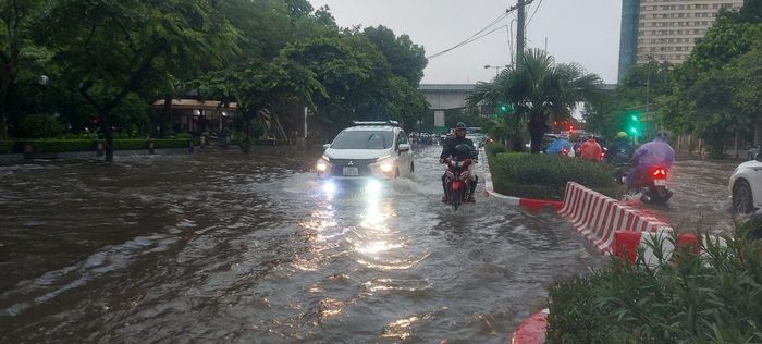 Mưa lớn trong thời gian ngắn làm quá tải hệ thống tiêu thoát, gây ngập úng đô thị. Ảnh: Kim Nhuệ