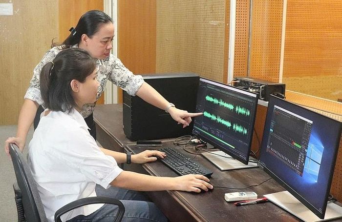 Cán bộ, nhân viên Trung tâm dịch vụ tổng hợp xã Phú Xuyên tổ chức sản xuất chương trình phát thanh. Ảnh: PV