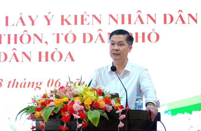 Đồng chí Đinh Hữu Bình, Phó Bí thư Đảng ủy, Chủ tịch UBND xã Dân Hòa chia sẻ về việc sắp xếp thôn, tổ dân phố. Ảnh: DH.