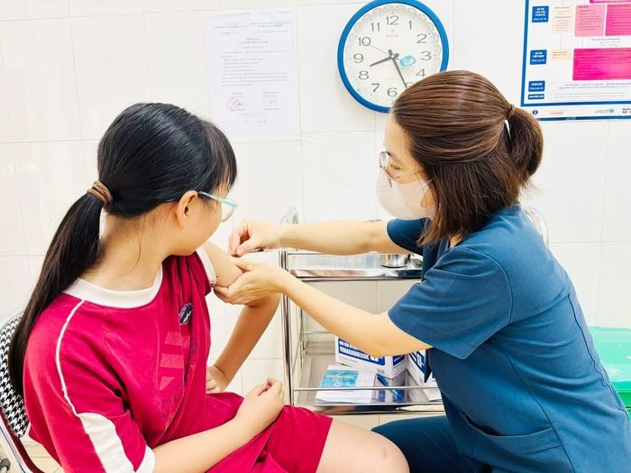 Người dân xã Sóc Sơn chủ động tiêm vắc xin phòng bệnh sốt xuất huyết. Ảnh: Tùng Nguyễn.