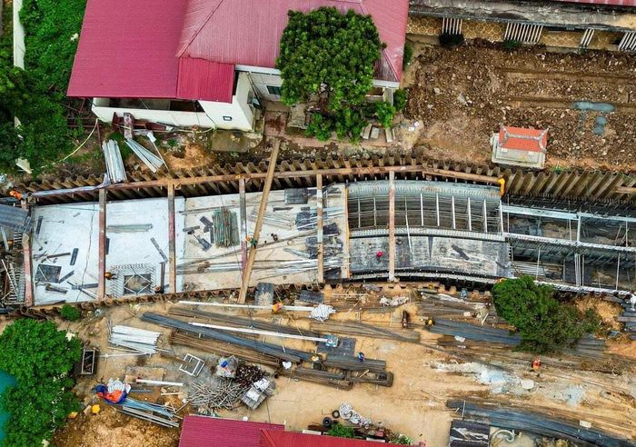 Một hạng mục đang hoàn thiện trên tuyến kênh Thụy Phương. Ảnh: CTV.