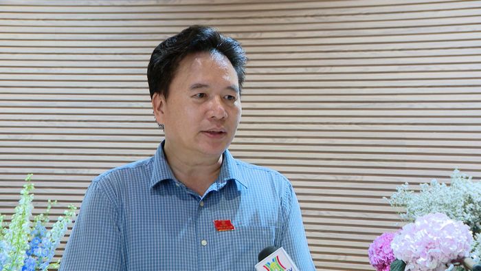 Giám đốc Bệnh viện Thanh Nhàn Nguyễn Văn Thường chia sẻ bên lề kỳ họp. Ảnh: Thành An