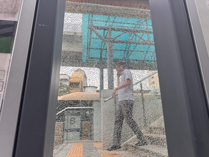 Nhiều tấm kính dùng để đảm bảo an toàn cho hành khách tại các nhà ga, bị nứt, vỡ cần được bổ sung, thay thế. Ảnh: Phạm Công