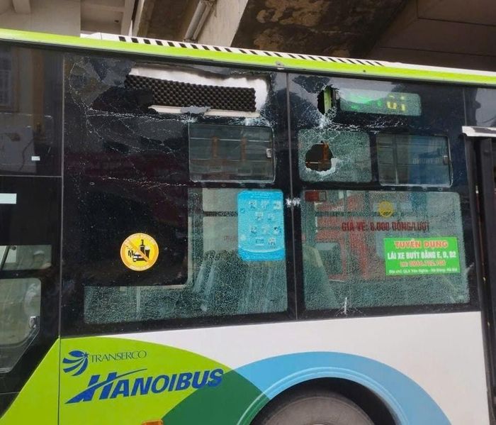 Chiếc xe buýt bị hư hỏng, được đưa đi sửa chữa. Ảnh: Phạm Công