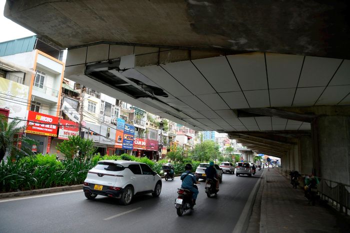 Tấm ốp bên ngoài ga Láng bong bật, hư hỏng làm lộ kết cấu bên trong: Ảnh: Phạm Công