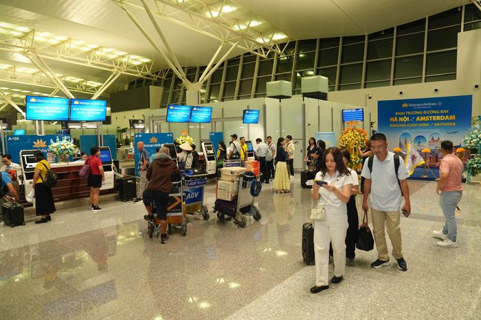 Hành khách làm thủ tục check-in trên chuyến bay thẳng Hà Nội - Amsterdam. Ảnh: VNA