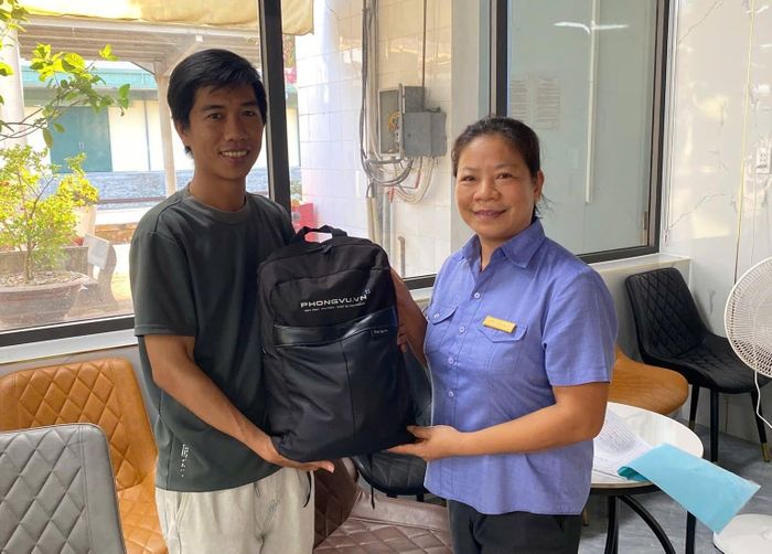 Nam hành khách đã nhận lại toàn bộ tài sản bỏ quên trên tàu. Ảnh: VNR