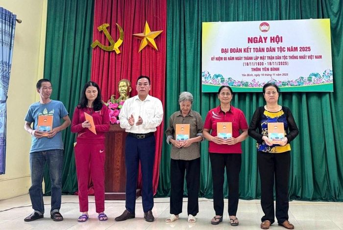 Chủ tịch Ủy ban MTTQ Việt Nam xã Gia Lâm Nguyễn Văn Hợi trao quà cho các hộ gia đình trong Ngày hội Đại đoàn kết toàn dân tộc ở khu dân cư.