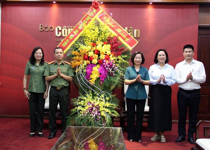 Chủ tịch Ủy ban MTTQ Việt Nam thành phố Hà Nội Bùi Huyền Mai tặng hoa chúc mừng Báo Công an nhân dân. Ảnh: Lê Phương
