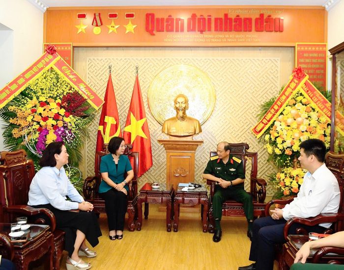 Đồng chí Bùi Huyền Mai ghi nhận và đánh giá cao những đóng góp của Báo Quân đội nhân dân đối với công tác thông tin, tuyên truyền về Thủ đô. Ảnh: Lê Phương