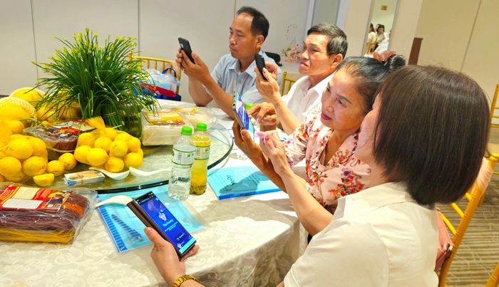 Các học vỉen thực hành tại buổi tập huấn. Ảnh: Ánh Dương