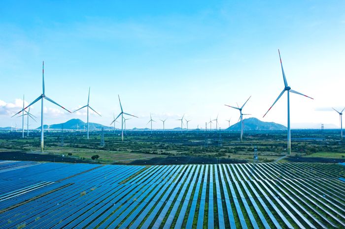 Việc phát triển điện mặt trời, điện gió và các loại hình năng lượng mới khác làm đa dạng hóa nguồn cung ứng năng lượng. Ảnh: VH