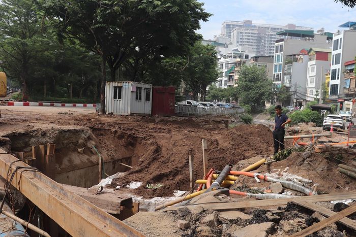 Công nhân khẩn trương đấu nối điểm cuối dự án kênh Thụy Phương với mương nước dẫn vào sông Tô Lịch. Ảnh: Hoàng Sơn