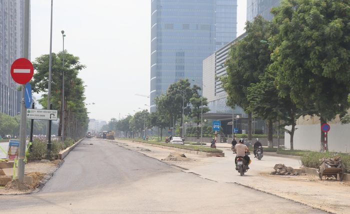 Phần kênh dẫn trên đường Hoàng Minh Thảo đã hoàn thành, đơn vị thi công đang hoàn trả mặt bằng. Ảnh: Hoàng Sơn