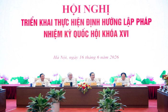 Các đồng chí lãnh đạo Quốc hội, Chính phủ chủ trì hội nghị. Ảnh: PT