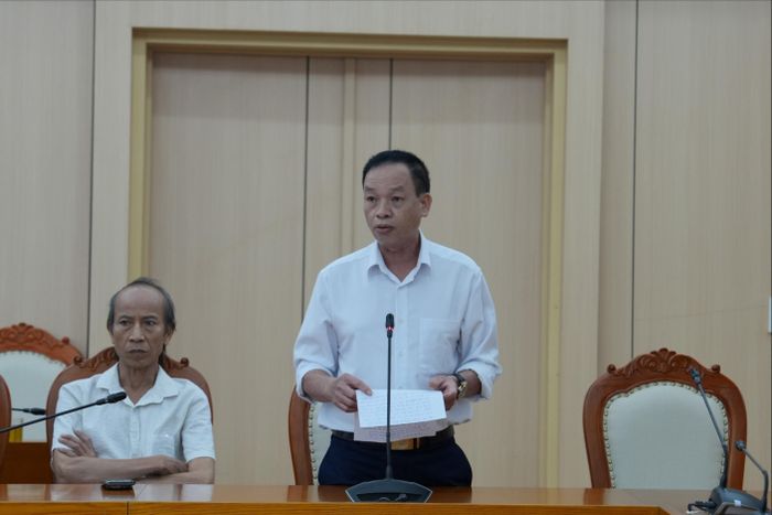Cử tri phát biểu, nêu ý kiến tại điểm cầu trụ sở HĐND - UBND phường Hà Đông. Ảnh: Thịnh An