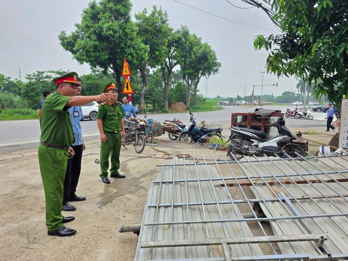 Lực lượng chức năng hỗ trợ người dân tại khu Đồng Quán - thôn Cầu Cả - xã Đông Anh phá dỡ những công trình lấn chiếm hành lang an toàn giao thông. Ảnh:MK