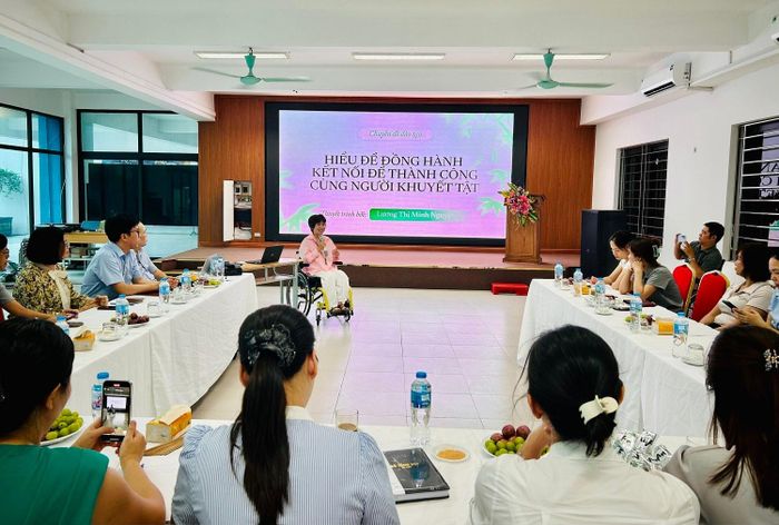 Bà Lương Thị Minh Nguyệt chia sẻ chuyên đề “Hiểu để đồng hành - Kết nối để thành công cùng người khuyết tật”. Ảnh: Trần Oanh
