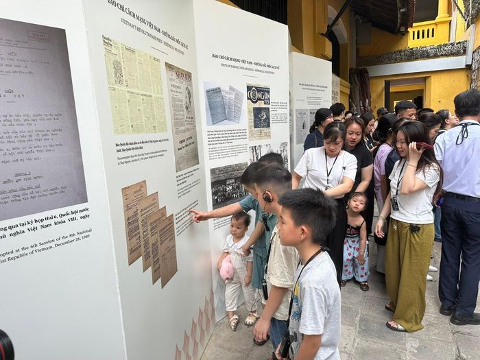 Với hình thức audio guide (thuyết minh tự động), học sinh các cấp học đều dễ dàng xem trưng bày. Ảnh: Hoàng Quyên