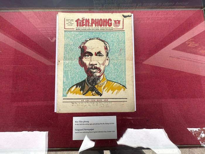 Một trang báo của báo Tiền phong được trưng bày tại sự kiện. Ảnh: Hoàng Quyên