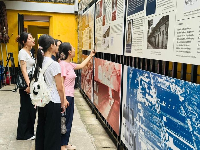 Nhiều bạn trẻ đã đến xem triển lãm. Ảnh: Hoàng Quyên