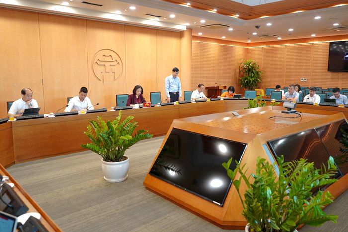 Giám đốc Sở GD-ĐT Hà Nội Nguyễn Văn Hiền báo cáo tại cuộc họp. Ảnh: Lê Nguyễn