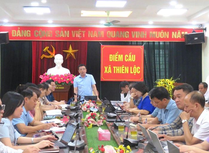 Đồng chí Phạm Xuân Toàn, Bí thư Đảng ủy, Chủ tịch HĐND xã, Trưởng Ban Chỉ đạo công tác bồi thường, hỗ trợ tái định cư các dự án trên địa bàn xã Thiên Lộc phát biểu tại hội nghị. Ảnh: Hy Ninh