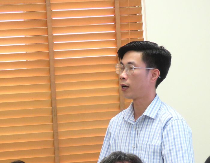 Lãnh đạo các thôn báo cáo tại hội nghị. Ảnh: Hy Ninh