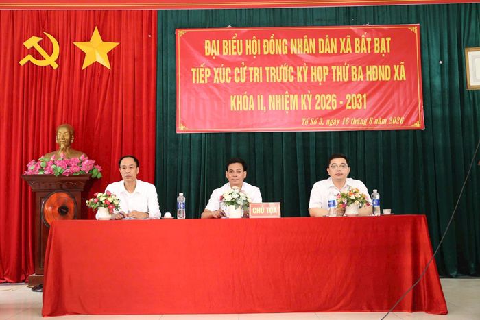 Phó Bí thư thường trực Đảng ủy xã Đỗ Anh Sơn cùng tổ đại biểu số 3 HĐND xã tiếp xúc cử tri