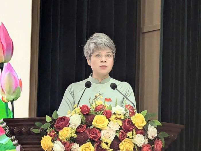 Phó Chủ tịch UBND xã An Khánh Bùi Thu Hương báo cáo kết quả thực hiện nhiệm vụ phát triển kinh tế - xã hội, quốc phòng - an ninh 6 tháng đầu năm và phương hướng nhiệm vụ trọng tâm 6 tháng cuối năm 2026. Ảnh: Hồng Quý