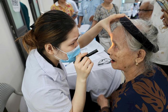 Tại buổi khám, các y, bác sĩ đã trực tiếp thăm khám lâm sàng, đo huyết áp, siêu âm, tư vấn điều trị và cấp phát thuốc miễn phí cho các đối tượng chính sách. Ảnh PV