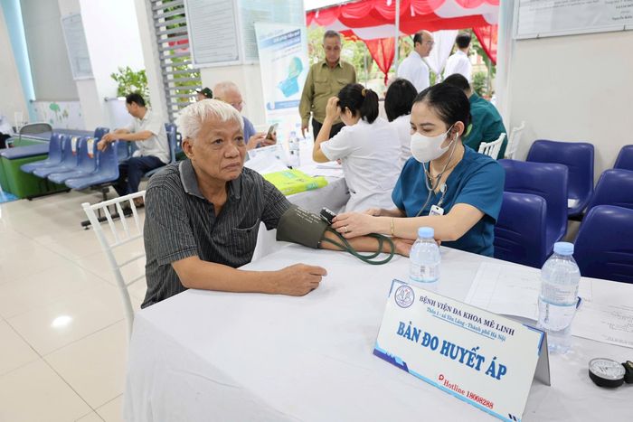 Các y, bác sỹ khám bệnh cho gia đình chính sách, người có công. Ảnh PV