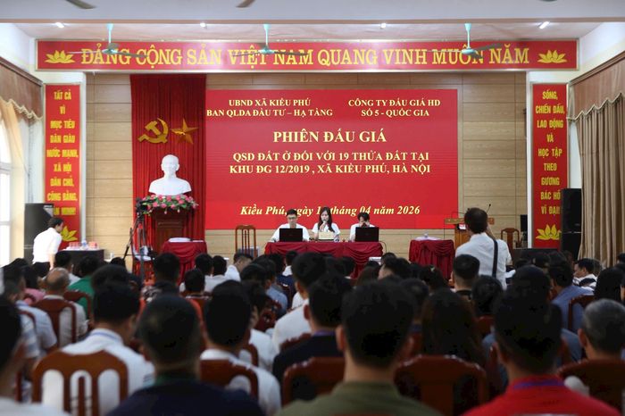 Một phiên đấu giá đất ở do xã Kiều Phú (Hà Nội) tổ chức. Ảnh: Đức Hùng