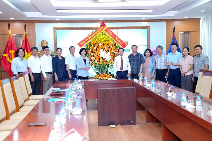 Đồng chí Phùng Thị Hồng Hà cùng đoàn công tác của thành phố Hà Nội tặng hoa chúc mừng tập thể lãnh đạo, cán bộ, phóng viên, biên tập viên Đài Tiếng nói Việt Nam. Ảnh: Phạm Mạnh