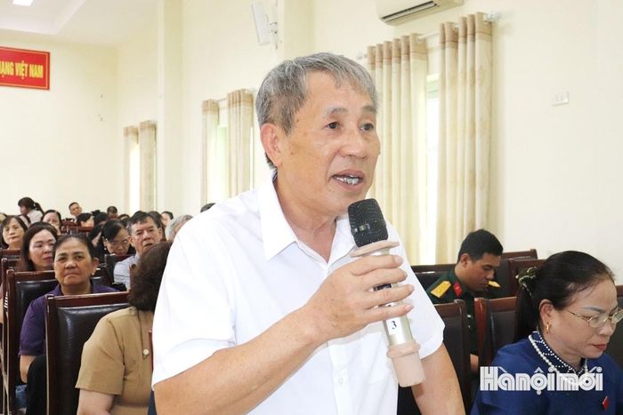 Đại biểu Nguyễn Hữu Phi (tổ dân phố 9P) chất vấn tại kỳ họp. Ảnh: Tuấn Điệp