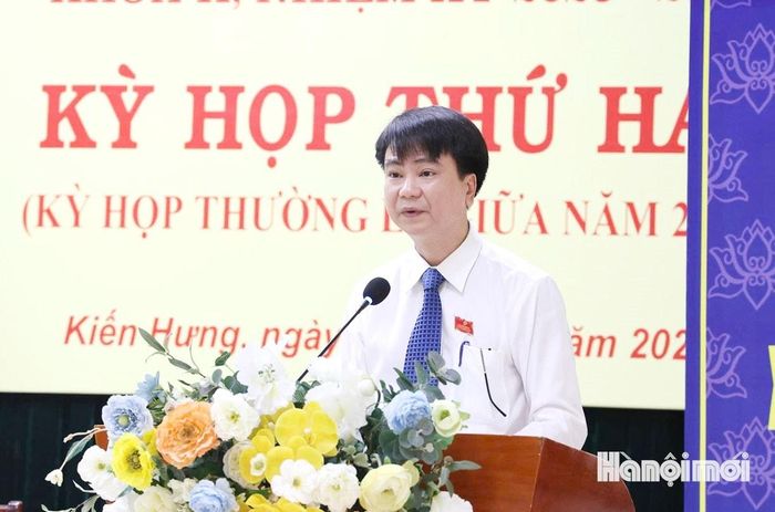 Đồng chí Nguyễn Tiến Quyết, Bí thư Đảng ủy, Chủ tịch HĐND phường phát biểu bế mạc kỳ họp. Ảnh: Tuấn Điệp