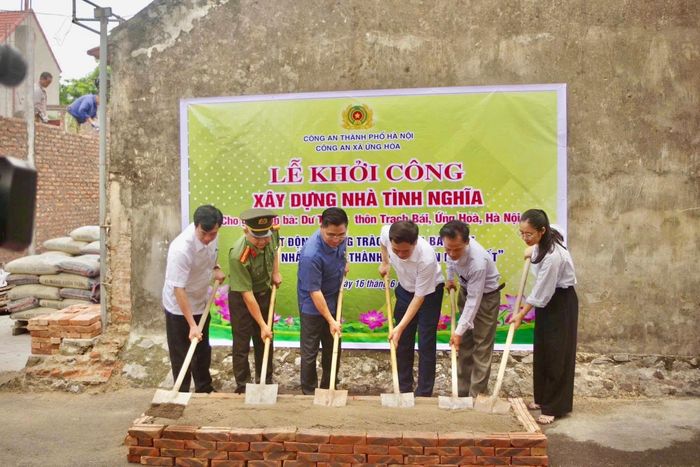 Lãnh đạo xã Ứng Hòa khởi công xây dựng nhà tình nghĩa cho gia đình bà Dư Thị Hy. Ảnh: Như Thành