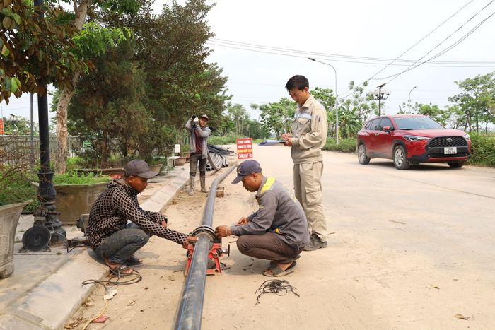 Xã Phúc Sơn đang đôn đốc nhà đầu tư đẩy nhanh tiến độ thi công, sớm cấp nước sạch sinh hoạt từ công trình tập trung, đáp ứng mong mỏi của người dân địa phương từ nhiều năm nay. Ảnh: Kim Nhuệ
