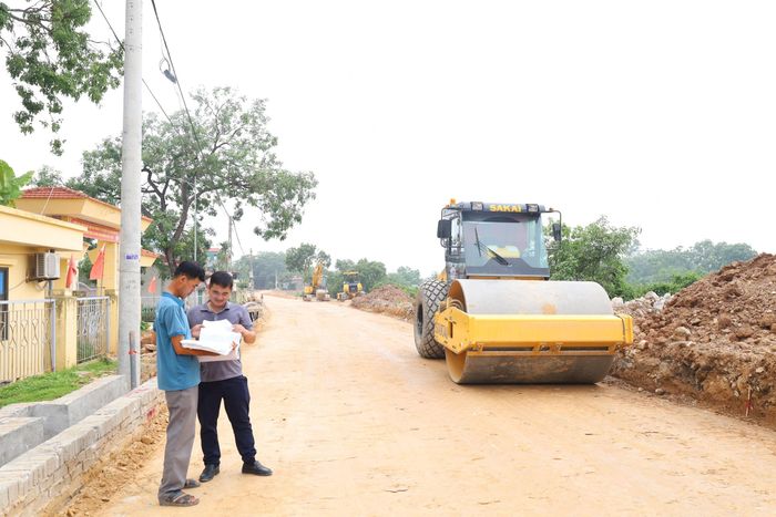 Đoạn đê hữu Đáy nằm trên địa phận thôn Phú Hữu đang được đẩy nhanh tiến độ hoàn thành tạo thuận lợi cho người dân đi lại, mở hướng khai thác nguồn lực phát triển kinh tế, xã hội. Ảnh: Kim Nhuệ