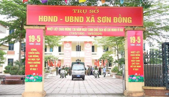 Đoàn tuyên truyền lưu động xuất phát từ trụ sở HĐND, UBND xã Sơn Đồng. Ảnh: NS