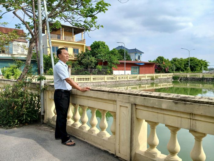 Bí thư Chi bộ thôn Vĩnh Trung Nguyễn Ngọc Diệp bên một góc ao làng, phấn khởi trước sự phát triển của quê hương. Ảnh: Hoàng Quyết