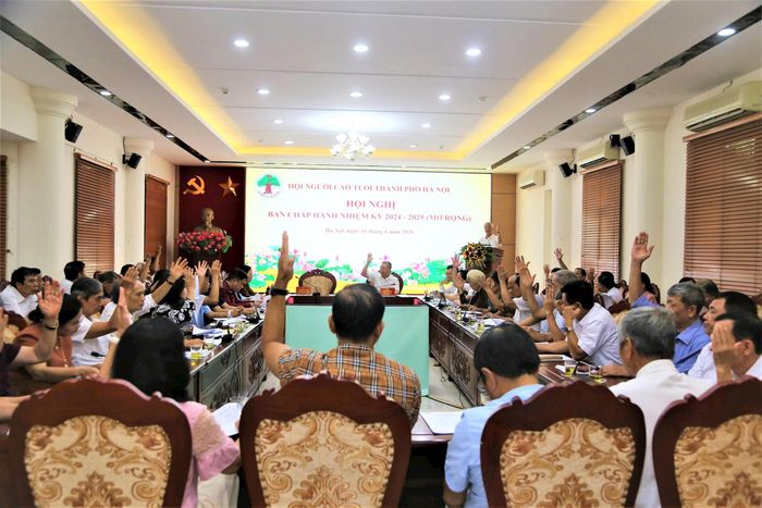Các đại biểu biểu quyết kiện toàn nhân sự chủ chốt. Ảnh: Thanh Hà