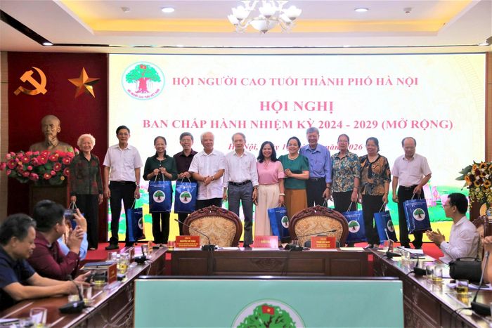 Lãnh đạo Hội tặng quà chia tay các đồng chí thôi tham gia Ban Chấp hành Hội Người cao tuổi thành phố. Ảnh: Thanh Hà