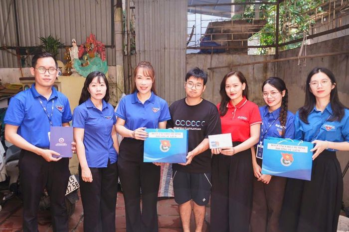 Lãnh đạo Đoàn Thanh niên phường Từ Liêm tặng quà thiếu nhi có hoàn cảnh khó khăn nhân dịp Tết thiếu nhi 1-6. Ảnh: PV