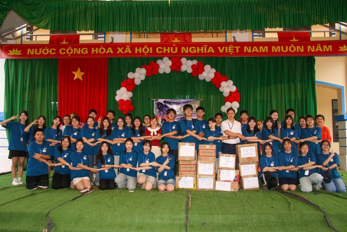 Câu lạc bộ BOOKERY OF CNH trao tặng sách đến thầy trò Trường Tiểu học và THCS Hữu Liên. Ảnh: BTC