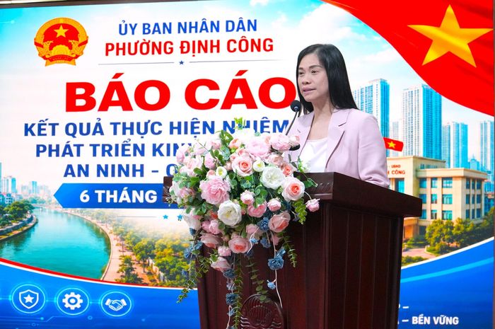 Phó Chủ tịch UBND phường Nguyễn Thị Thu Hương phát biểu tại hội nghị. Ảnh: Huy Hoàng