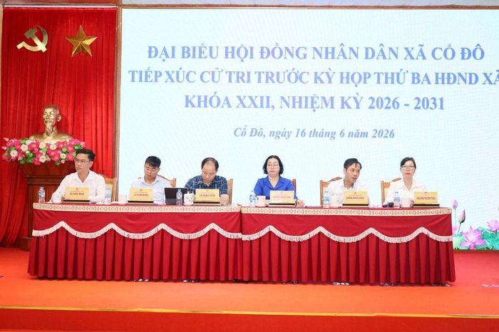 Tổ đại biểu số 1 HĐND xã Cổ Đô tiếp xúc cử tri. Ảnh: Hồng Đạt
