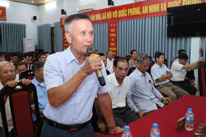 Cử tri nêu ý kiến tại hội nghị. Ảnh: Hồng Đạt
