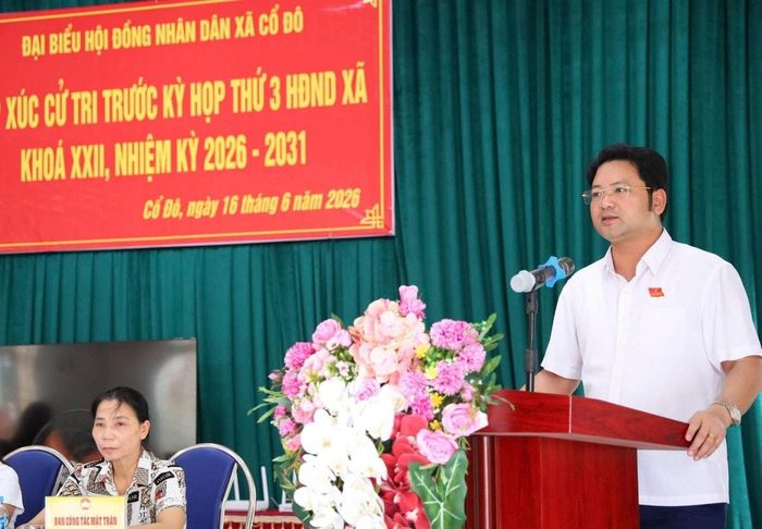Ông Hoàng Trúc Phong, Phó Bí thư Đảng ủy, Chủ tịch UBND xã Cổ Đô làm rõ một số nội dung cử tri quan tâm. Ảnh: Hồng Đạt