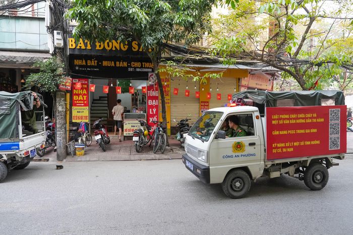 Công an phường Ngọc Hà tuần tra, xử lý vi phạm trật tự đô thị trên địa bàn phường. Ảnh: Duy Khánh